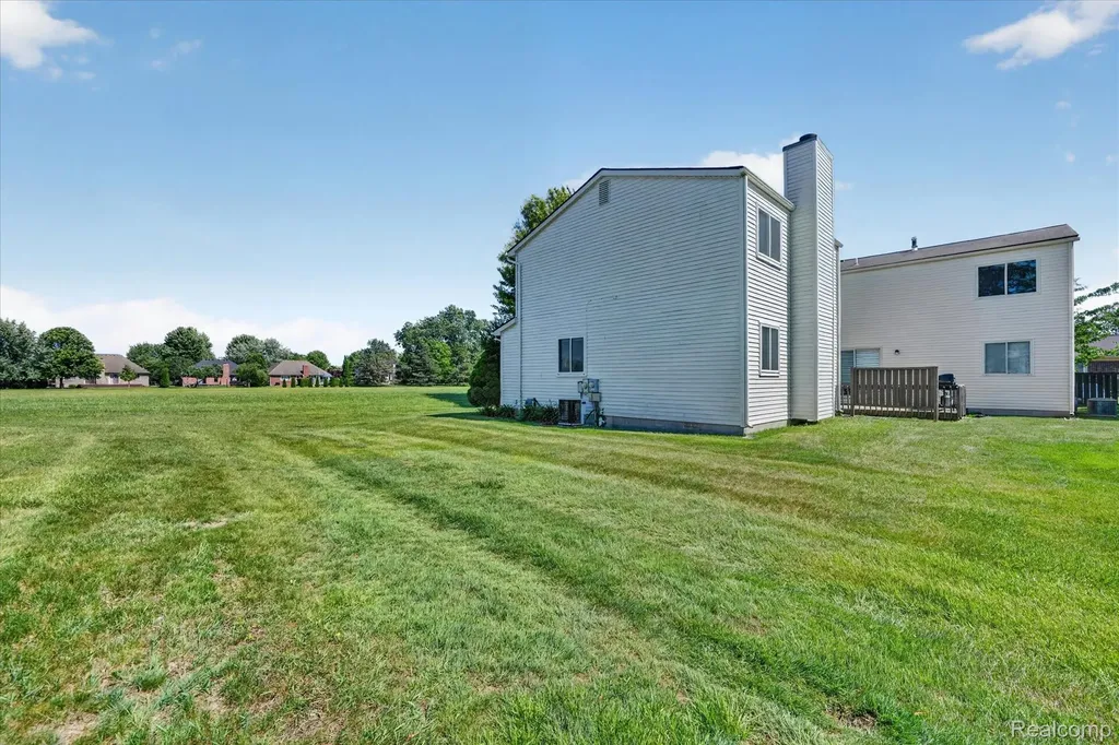 2824 Roundtree Drive Troy City MI 48083