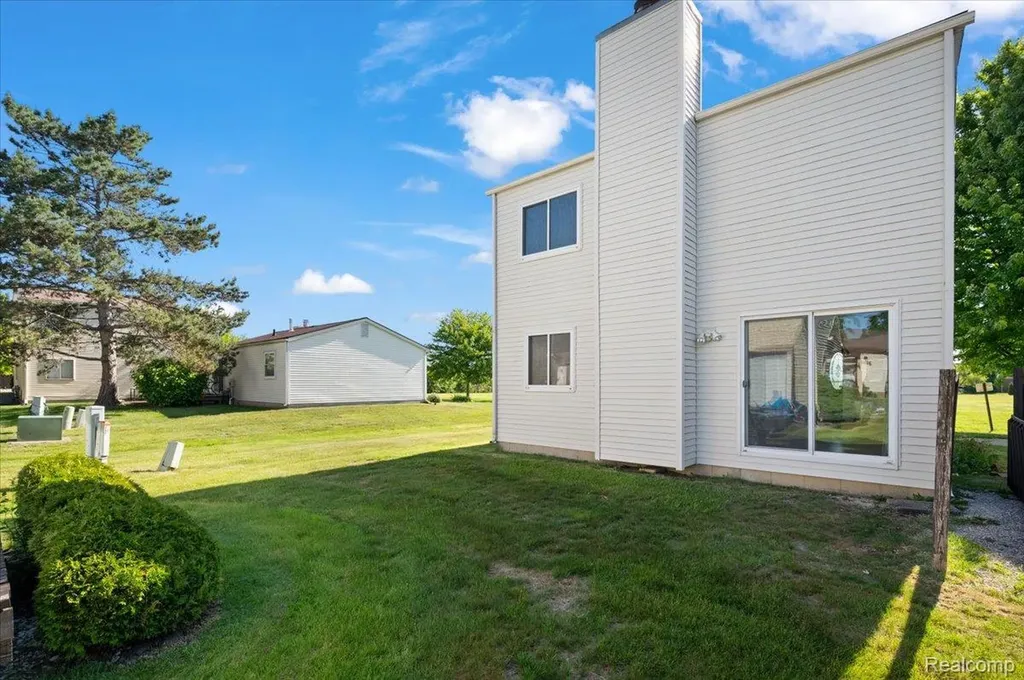 2824 Roundtree Drive Troy City MI 48083