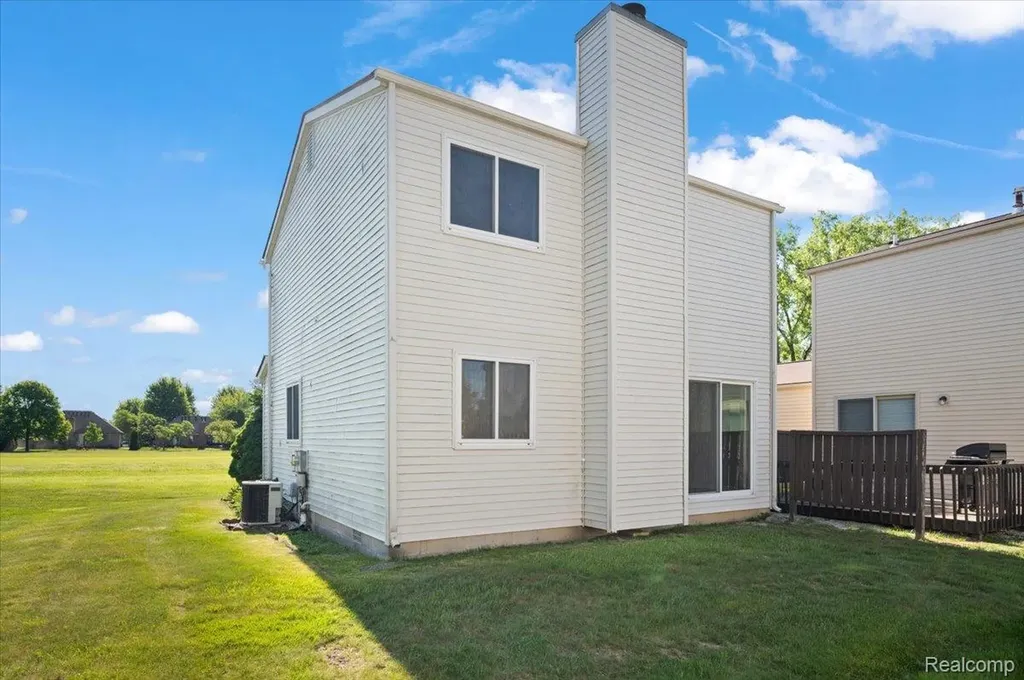 2824 Roundtree Drive Troy City MI 48083