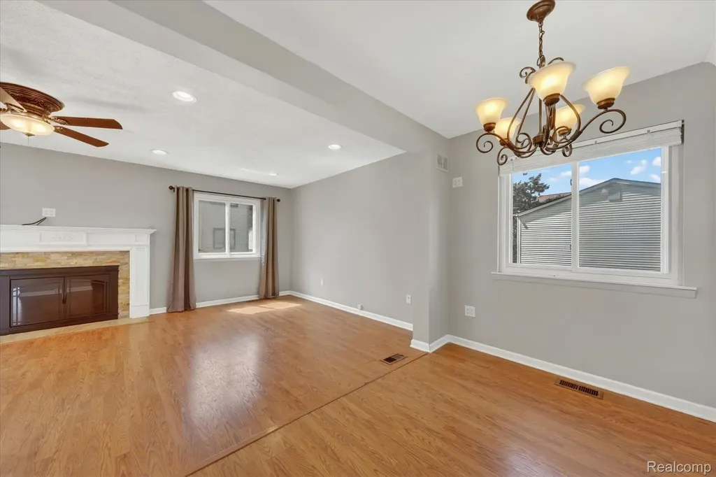 2824 Roundtree Drive Troy City MI 48083