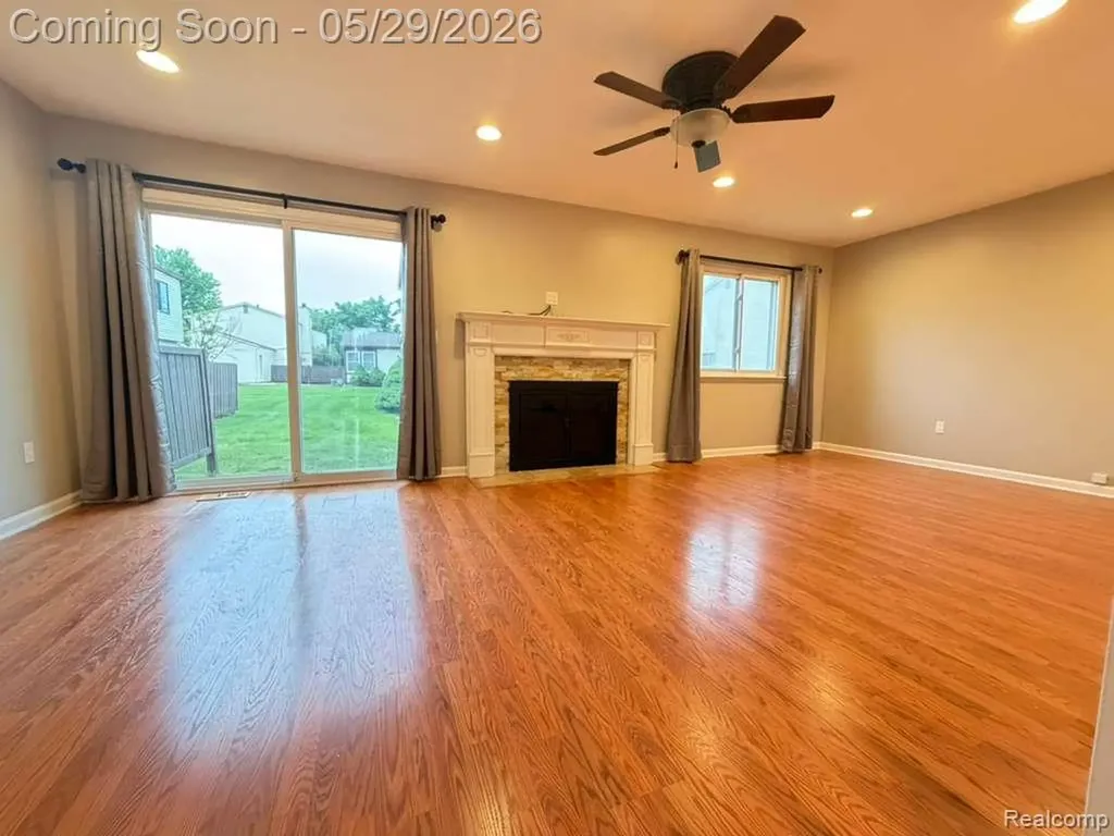 2824 S Roundtree Drive Troy City MI 48083
