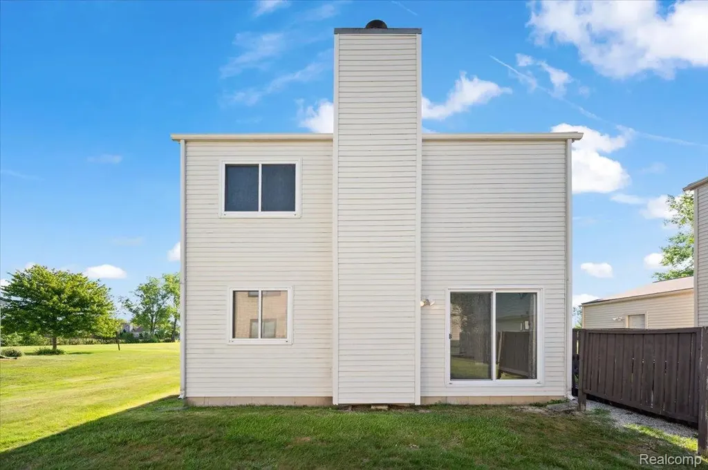 2824 Roundtree Drive Troy City MI 48083