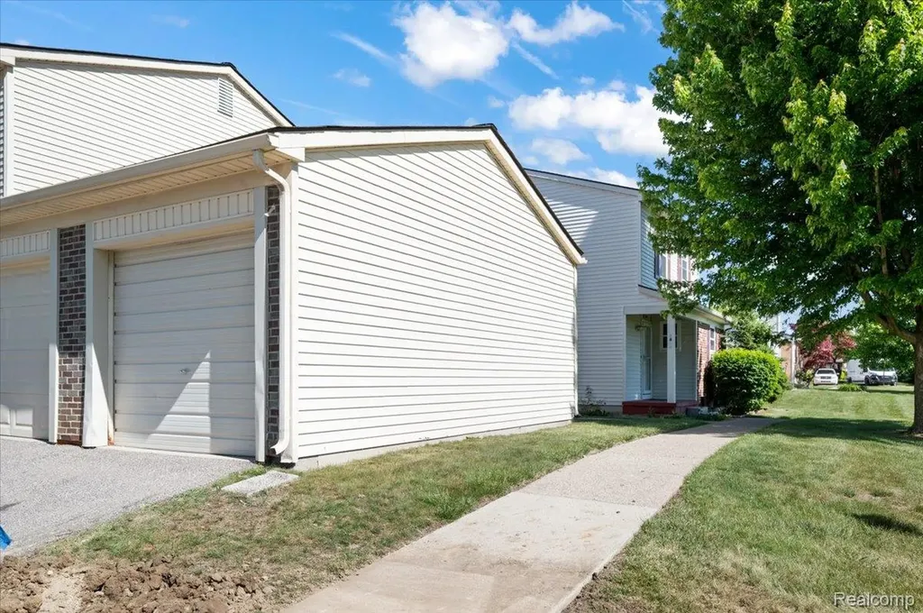 2824 Roundtree Drive Troy City MI 48083
