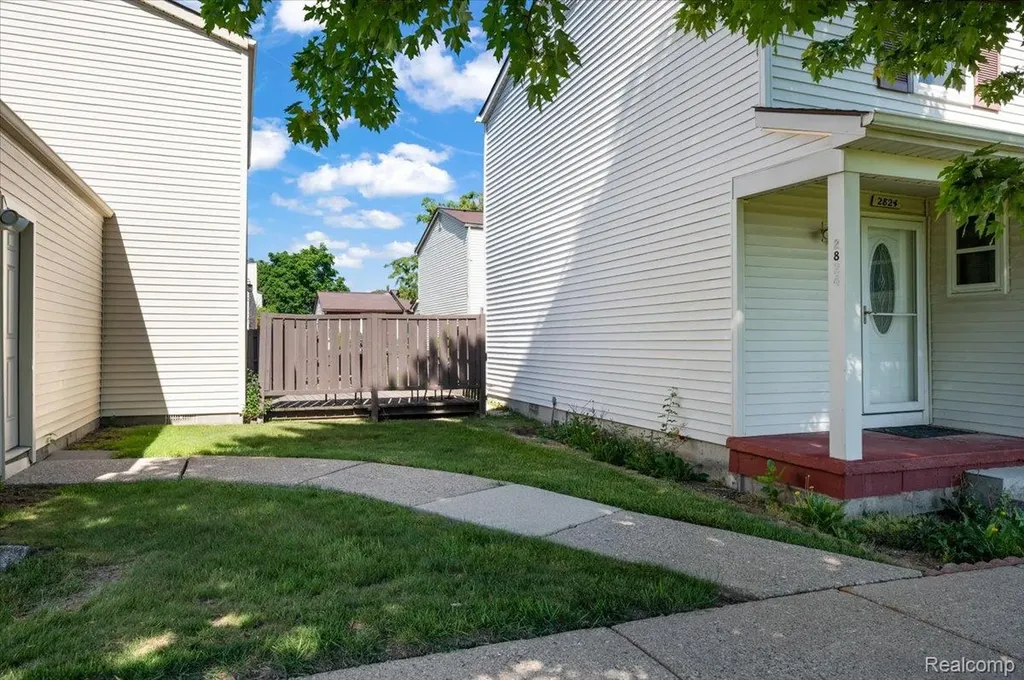 2824 Roundtree Drive Troy City MI 48083