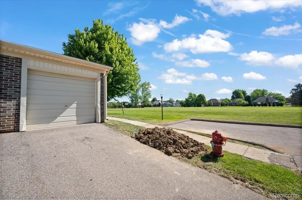 2824 Roundtree Drive Troy City MI 48083