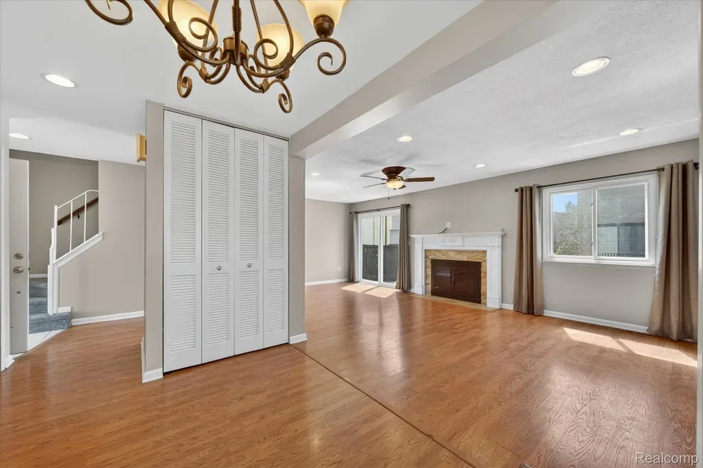 2824 Roundtree Drive Troy City MI 48083