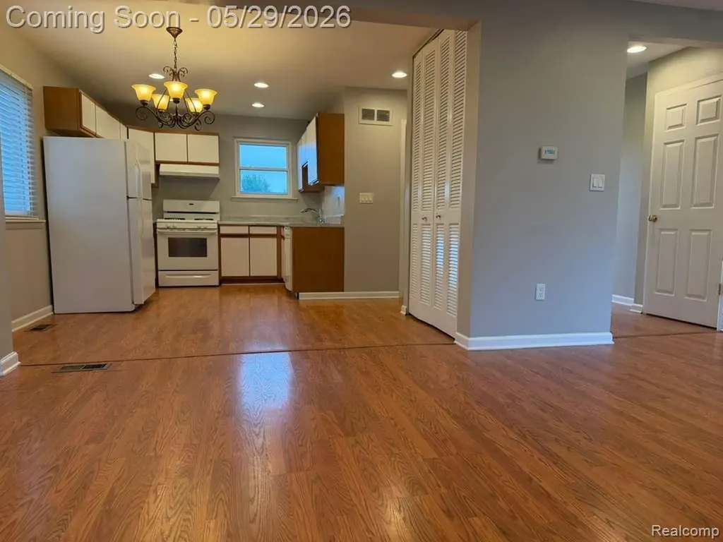 2824 Roundtree Drive Troy City MI 48083