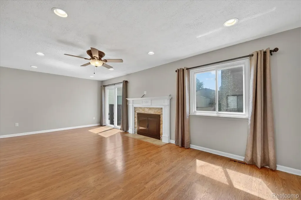 2824 Roundtree Drive Troy City MI 48083