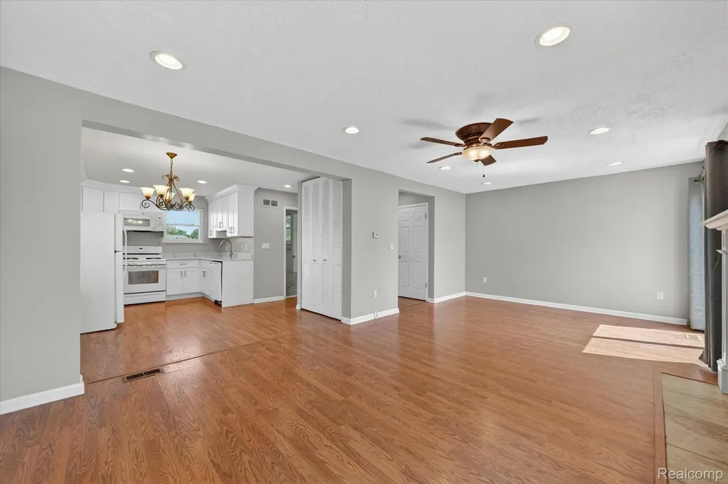 2824 Roundtree Drive Troy City MI 48083
