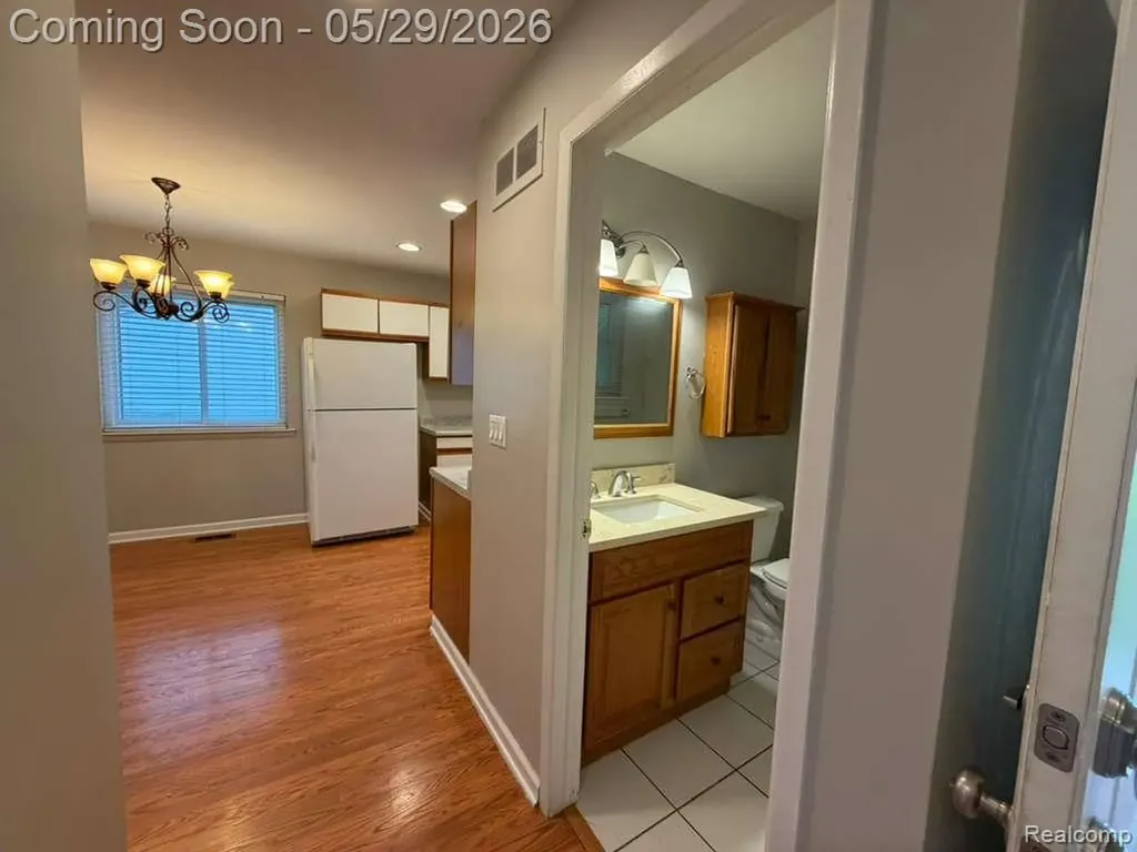 2824 S Roundtree Drive Troy City MI 48083
