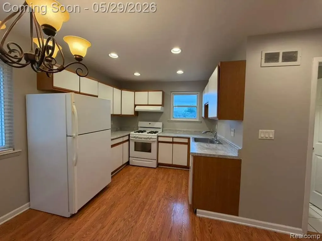 2824 Roundtree Drive Troy City MI 48083