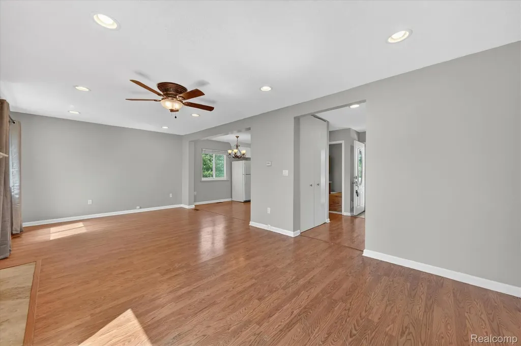 2824 Roundtree Drive Troy City MI 48083