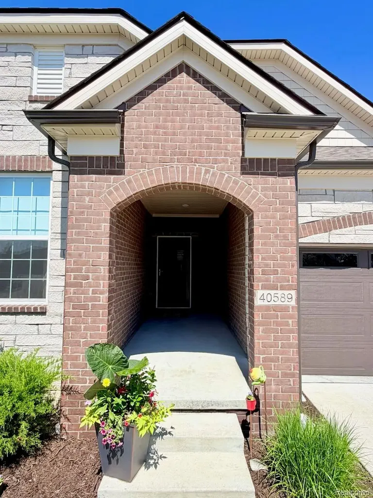 40589 Aster Court Clinton Charter Township MI 48036