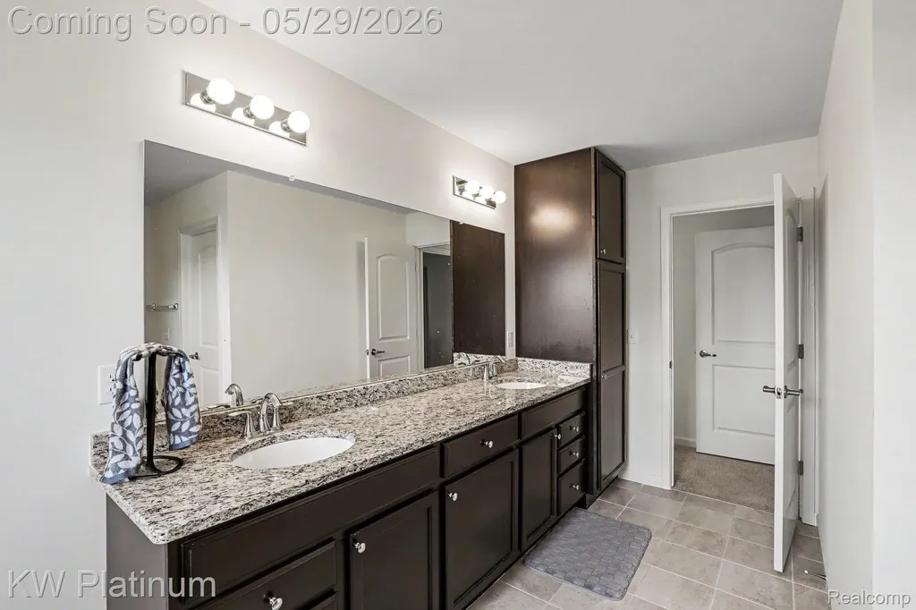 4918 Knollwood Drive Troy City MI 48085