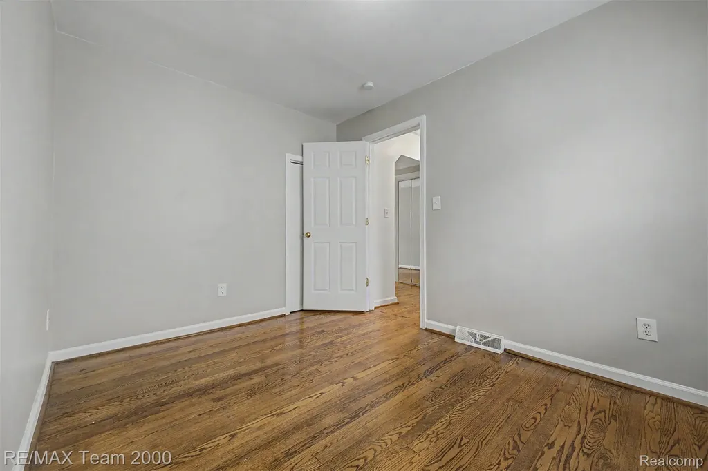 5635 Westpoint Street Dearborn Heights City MI 48125
