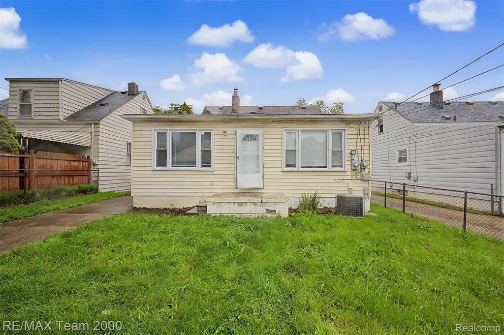 5635 Westpoint Street Dearborn Heights City MI 48125
