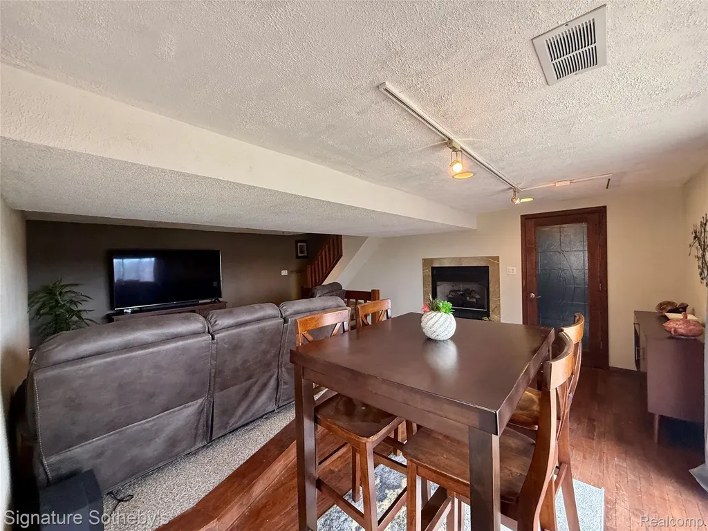 4945 Whitlow Court Commerce Charter Township MI 48382