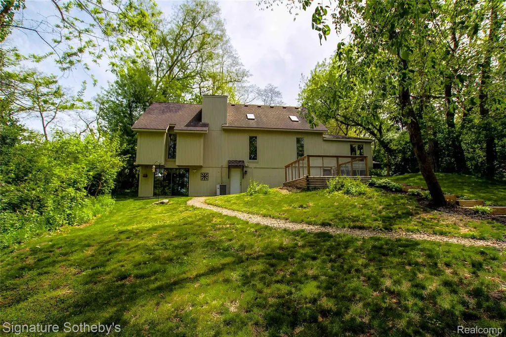 4945 Whitlow Court Commerce Charter Township MI 48382