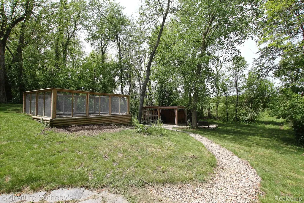 4945 Whitlow Court Commerce Charter Township MI 48382