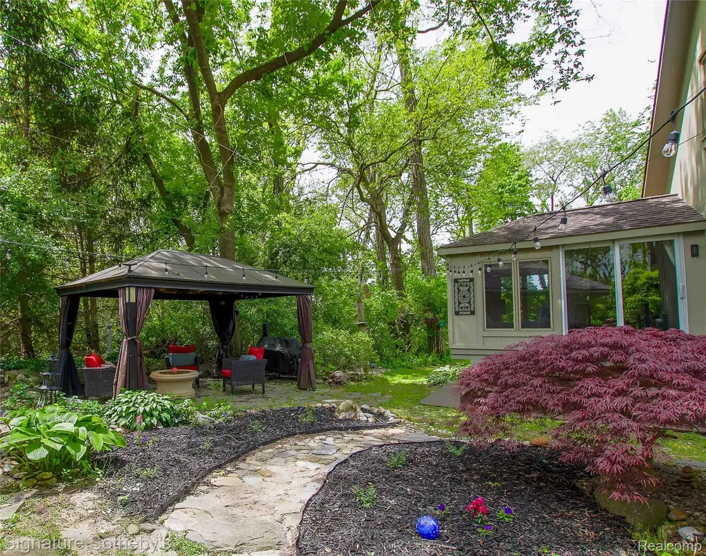 4945 Whitlow Court Commerce Charter Township MI 48382