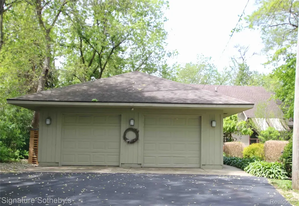 4945 Whitlow Court Commerce Charter Township MI 48382