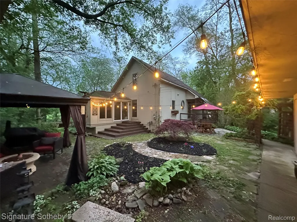 4945 Whitlow Court Commerce Charter Township MI 48382