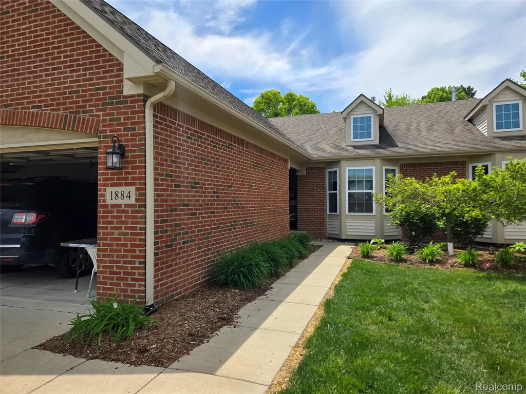 1884 Egret Pointe Genoa Township MI 48843