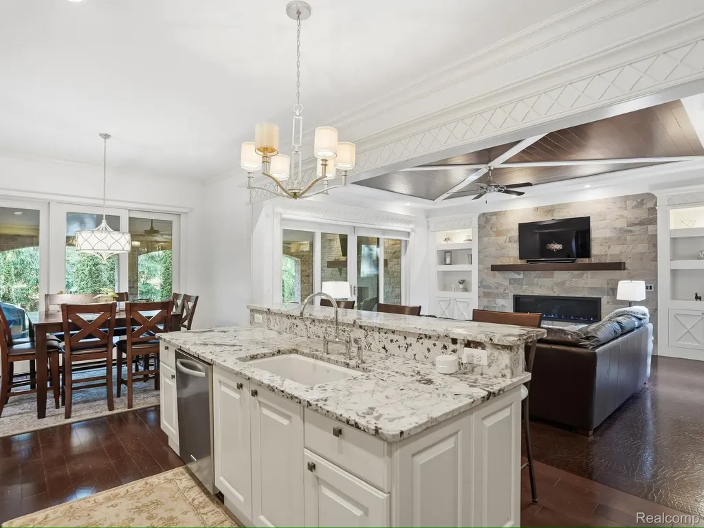 55951 Ashbrooke Drive W Shelby Charter Township MI 48316