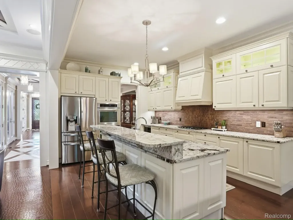 55951 Ashbrooke Drive W Shelby Charter Township MI 48316