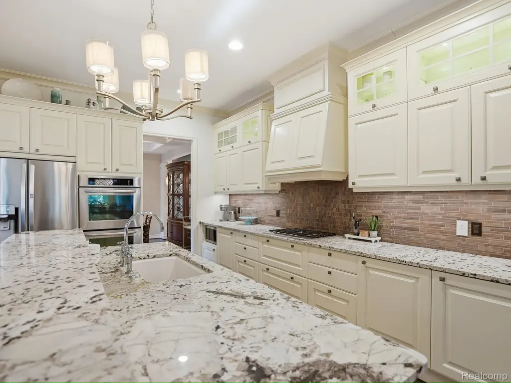 55951 Ashbrooke Drive W Shelby Charter Township MI 48316