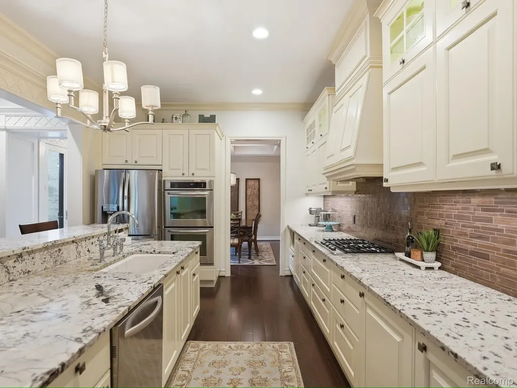 55951 Ashbrooke Drive W Shelby Charter Township MI 48316