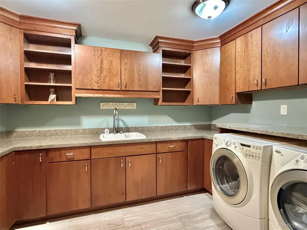 55951 Ashbrooke Drive W Shelby Charter Township MI 48316