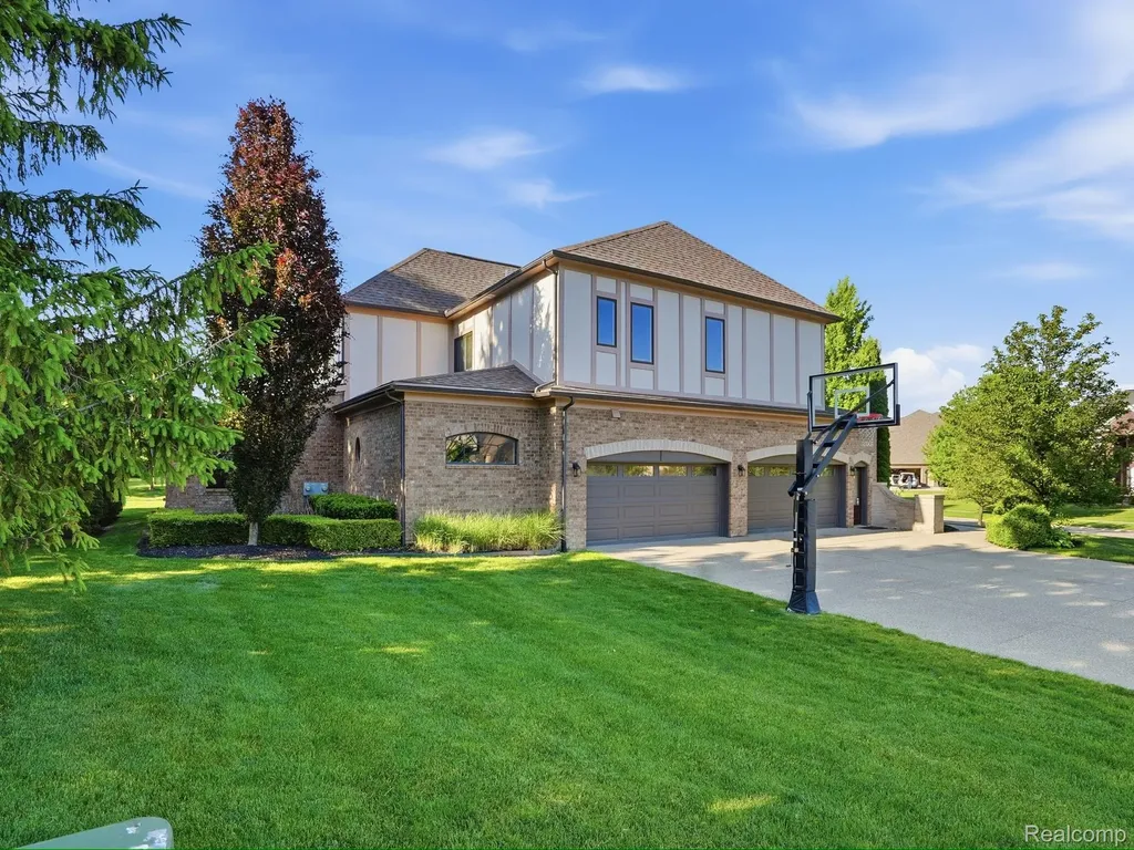 55951 Ashbrooke Drive W Shelby Charter Township MI 48316