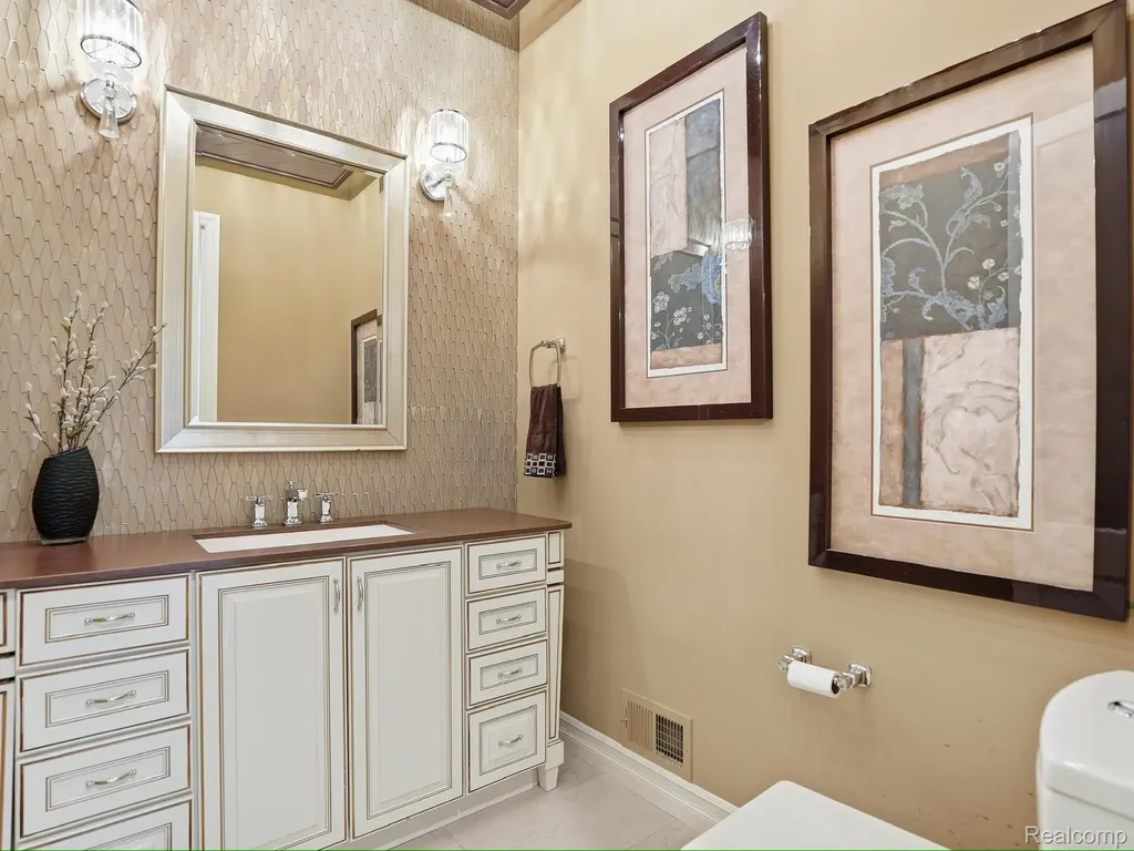 55951 Ashbrooke Drive W Shelby Charter Township MI 48316