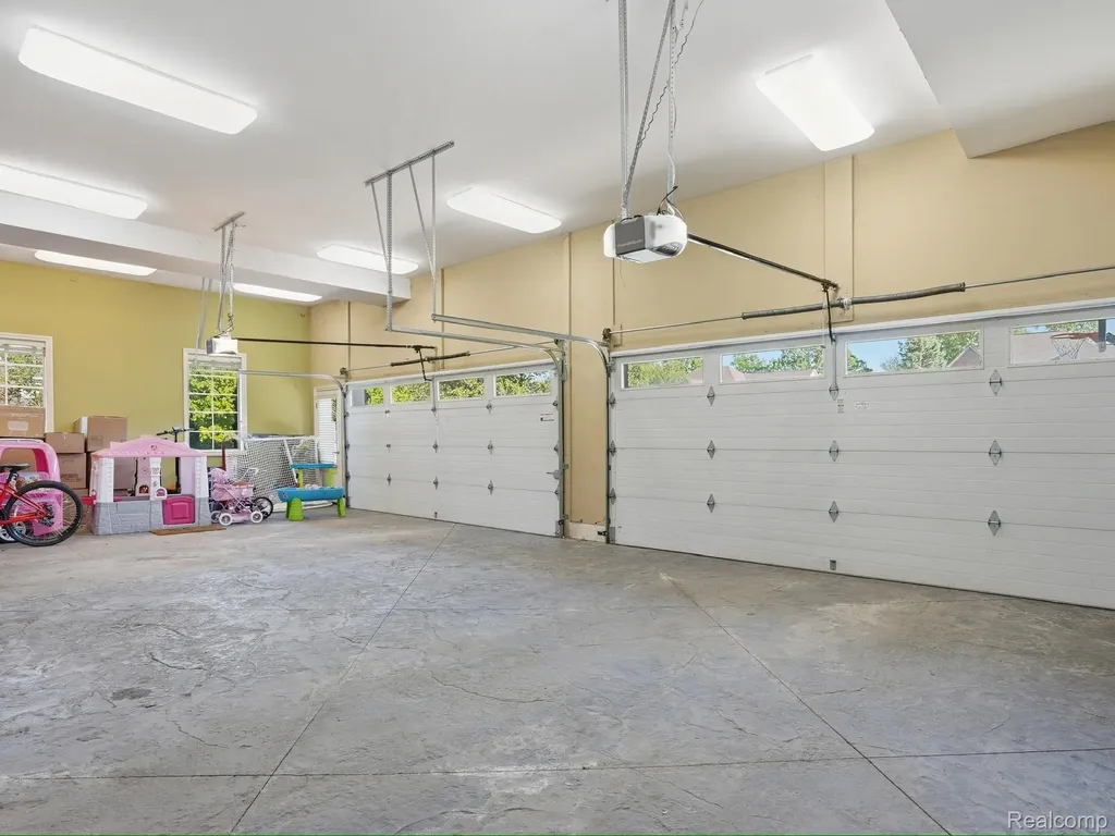 55951 Ashbrooke Drive W Shelby Charter Township MI 48316