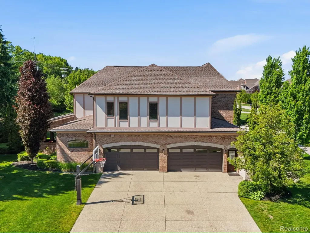 55951 Ashbrooke Drive W Shelby Charter Township MI 48316