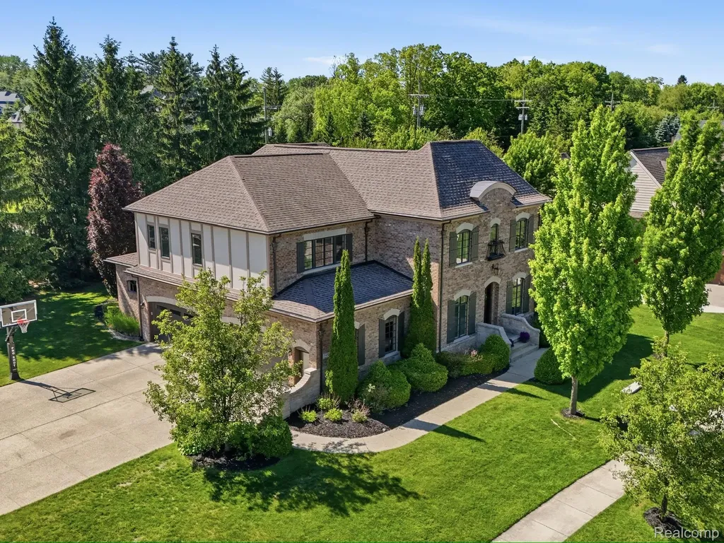 55951 Ashbrooke Drive W Shelby Charter Township MI 48316