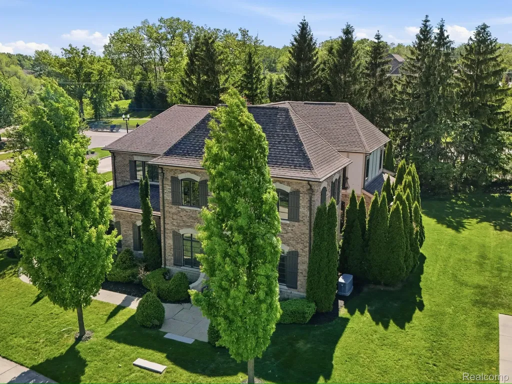55951 Ashbrooke Drive W Shelby Charter Township MI 48316