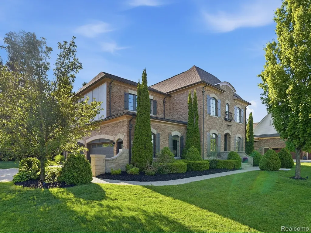 55951 Ashbrooke Drive W Shelby Charter Township MI 48316