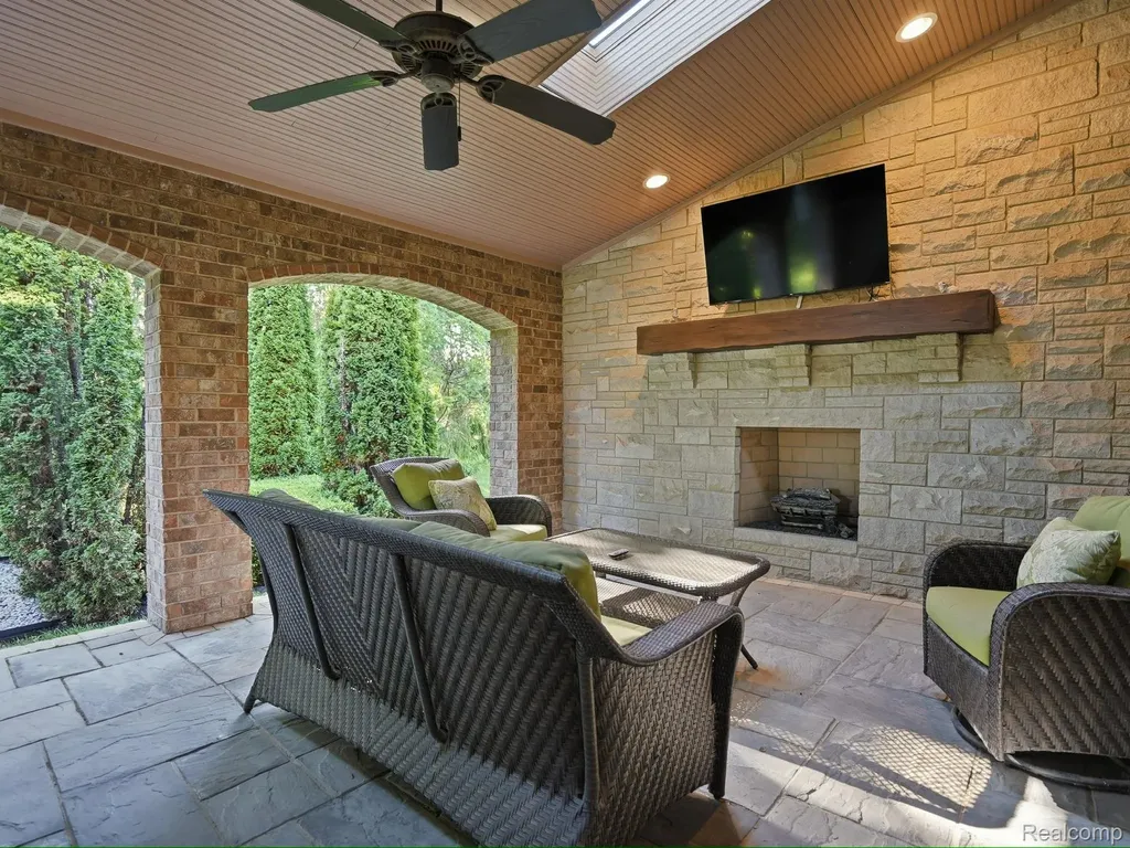 55951 Ashbrooke Drive W Shelby Charter Township MI 48316