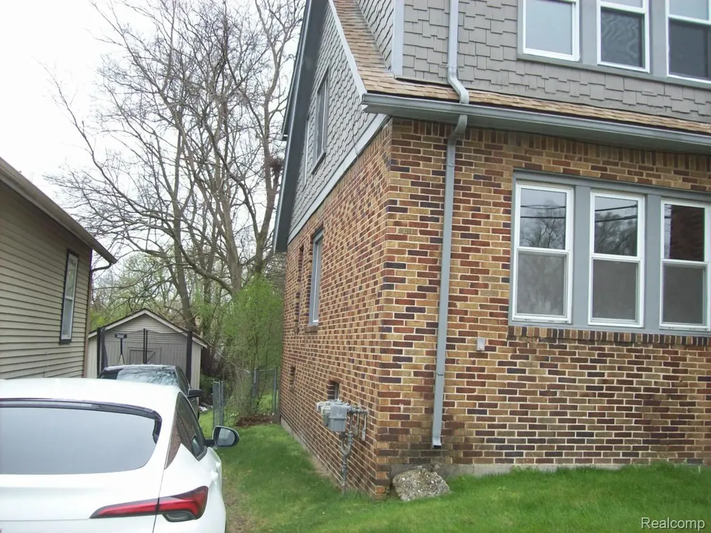38 Cadillac Street Pontiac City MI 48342