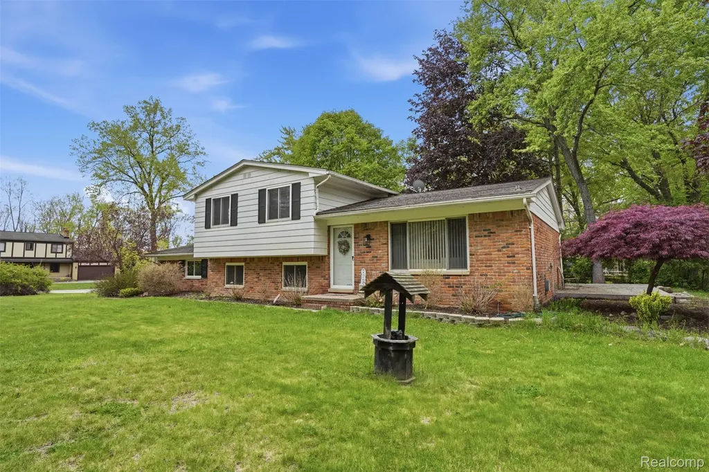 2478 Hiller Road West Bloomfield Charter Township MI 48324