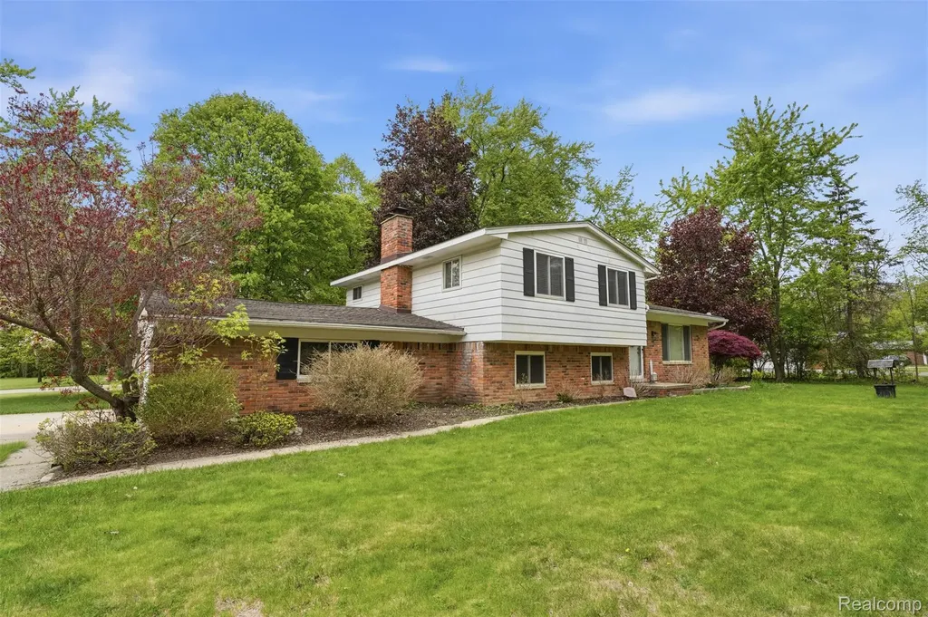 2478 Hiller Road West Bloomfield Charter Township MI 48324