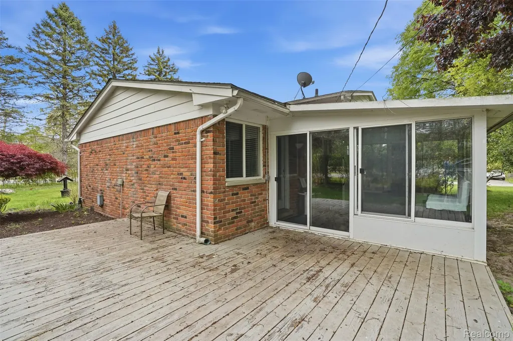 2478 Hiller Road West Bloomfield Charter Township MI 48324