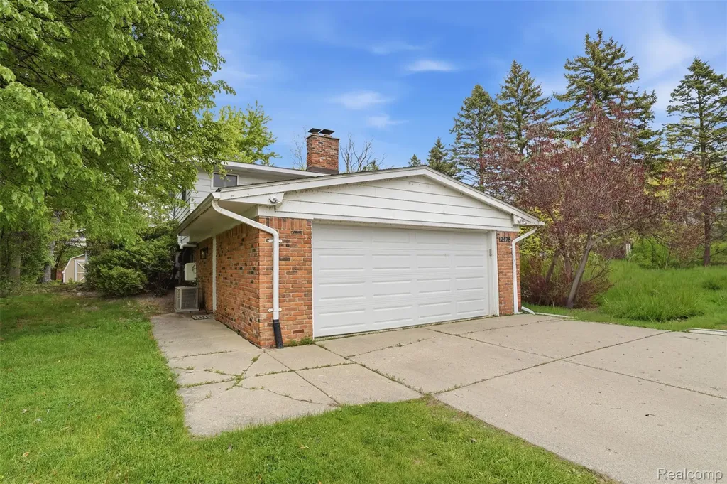 2478 Hiller Road West Bloomfield Charter Township MI 48324