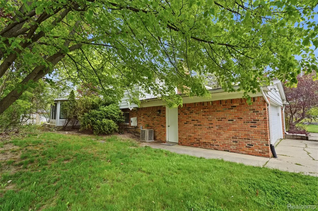 2478 Hiller Road West Bloomfield Charter Township MI 48324