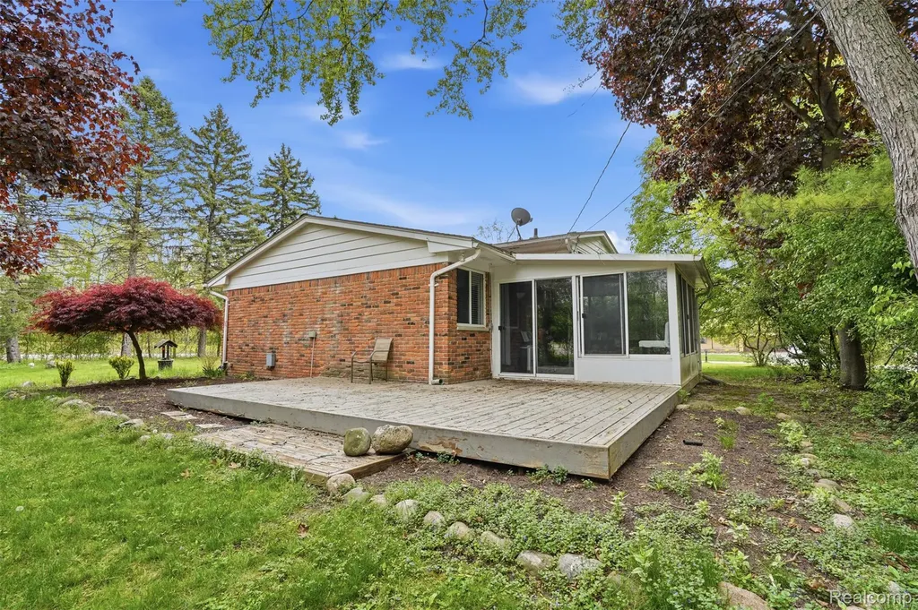 2478 Hiller Road West Bloomfield Charter Township MI 48324