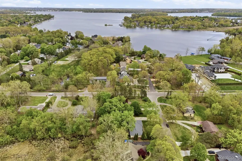 2478 Hiller Road West Bloomfield Charter Township MI 48324