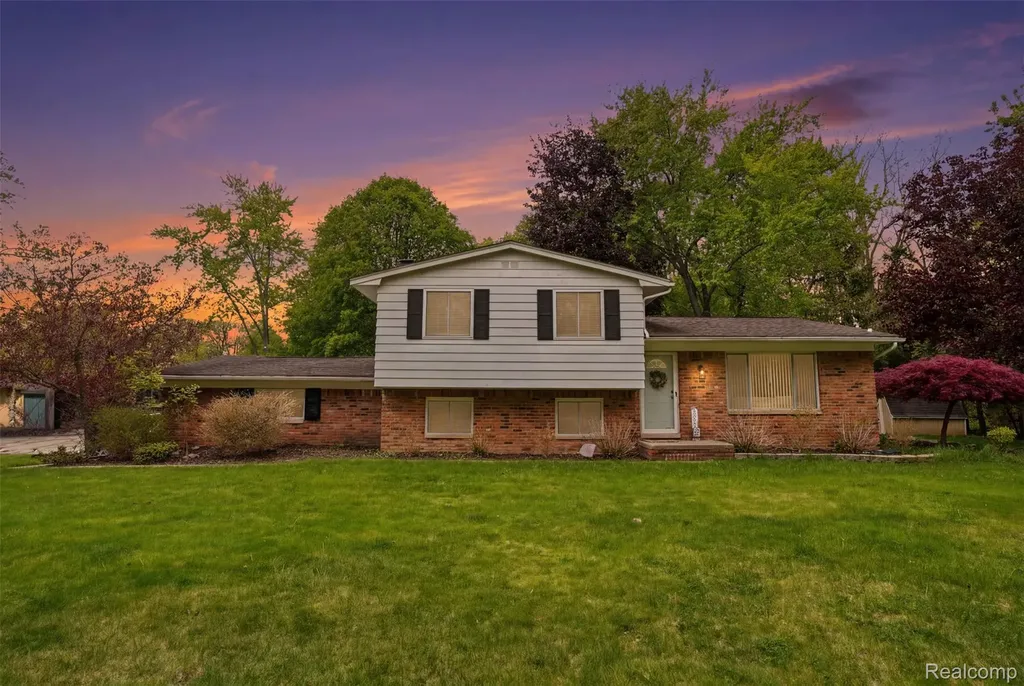 2478 Hiller Road West Bloomfield Charter Township MI 48324