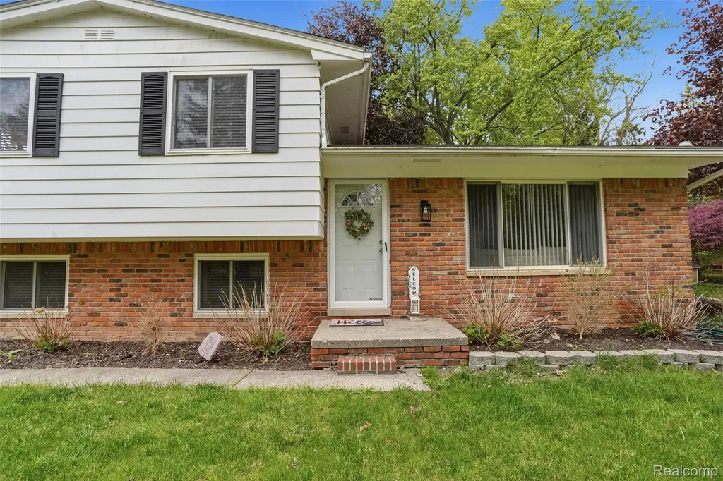 2478 Hiller Road West Bloomfield Charter Township MI 48324
